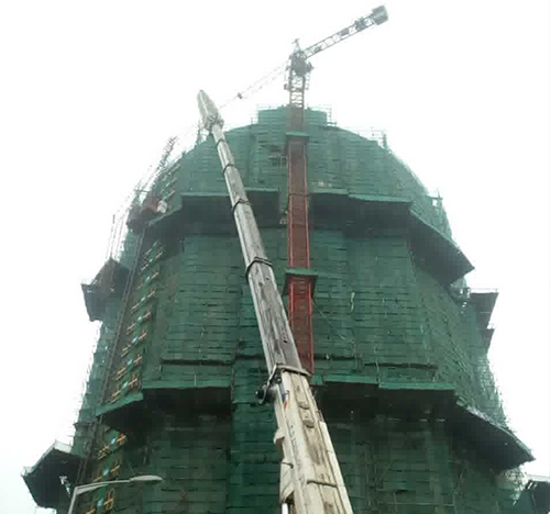苏家屯吊车在工地上作业
